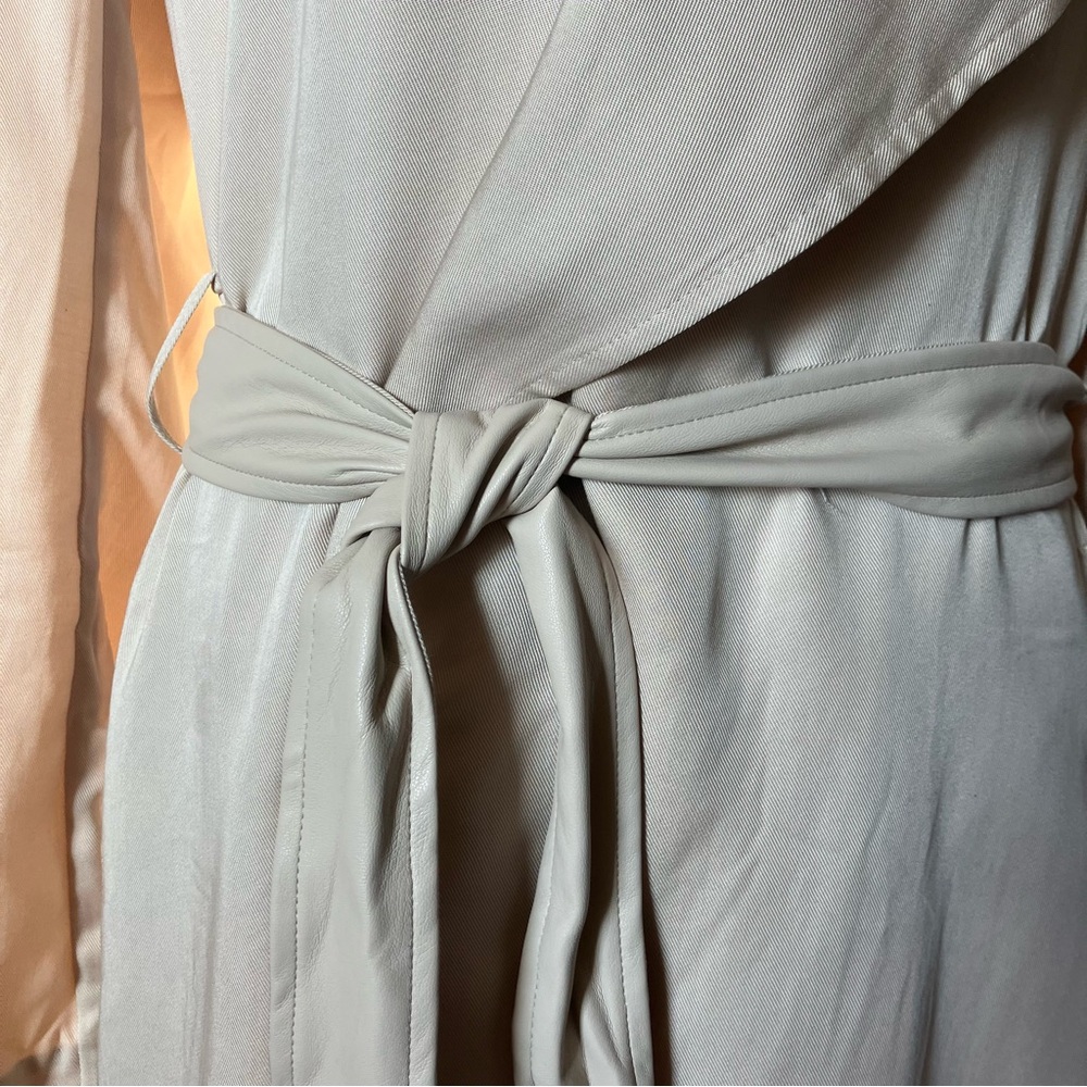 Badgley Mischka Tan / Cream Angelina Belted Trench Coat size Medium - Picture 8 of 14